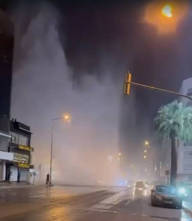 İzmir’de su borusu patladı: Caddeler göle döndü
