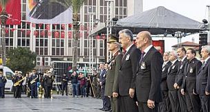 İzmir'de dokuzu beş geçe hayat durdu