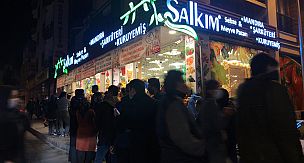 İzmir'de sokağa çıkma yasağı sonrası vatandaşlar marketlere akın etti!