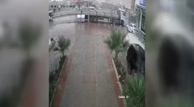 Devrilen Kamyon Saniye Saniye Güvenlik Kamerasında
