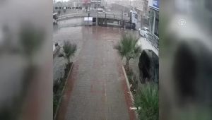 Devrilen Kamyon Saniye Saniye Güvenlik Kamerasında