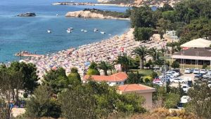 Foça'da Plajlarında Bayram Bereketi: İğne Atsan Yere Düşmüyor