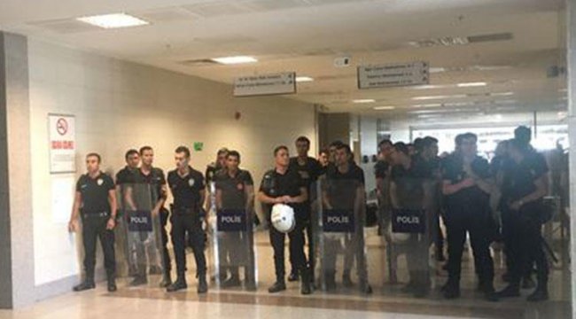 Sarallar ile Şirinler karşı karşıya