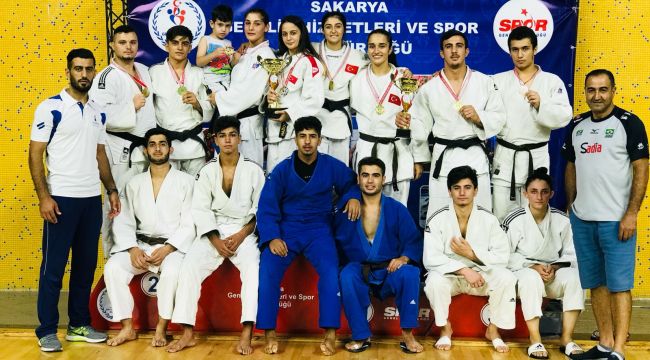 Zafer Kupası'ndan şampiyonlukla döndüler