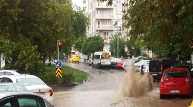 Fırtınanın Teğet Geçtiği İzmir'de Sağanak Yağış