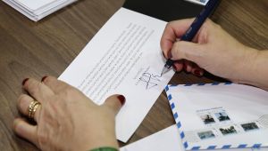 Fuar Ziyaretçilerine Atatürk Pulu Hediyesi