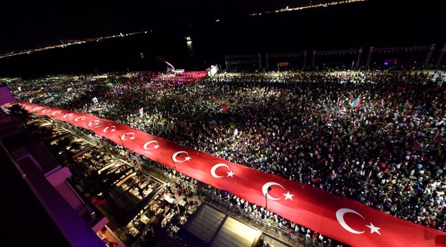 İzmir Bayramını Doyasıya Kutladı