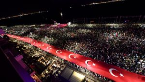 İzmir Bayramını Doyasıya Kutladı