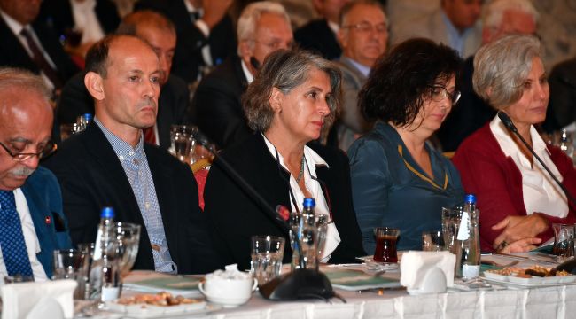 "Kalkınma" Yazılır, "İzmir" Okunur