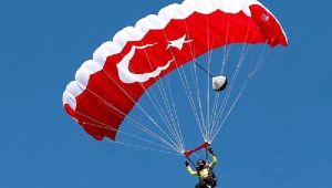 Paraşütçüler Gökyüzünü Renklendirdi