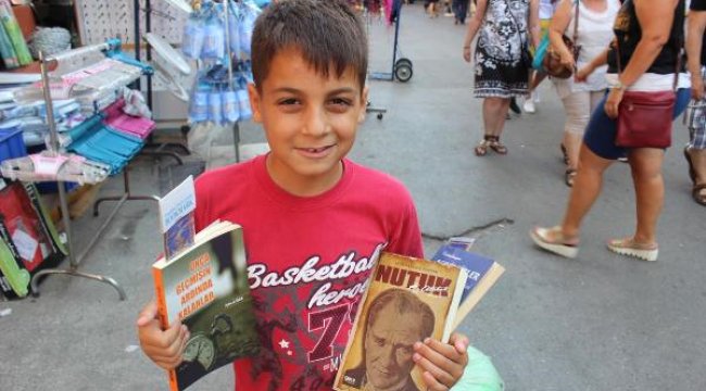 Seyyar Pilavcının Yere Çarptığı O Çocuk Kitap Satıyor