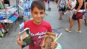 Seyyar Pilavcının Yere Çarptığı O Çocuk Kitap Satıyor