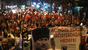 Buca’da Meşaleler Cumhuriyet İçin Yandı