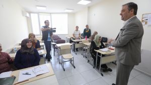 Buca'da Okuma Yazma Kurslarıyla Yüzler Gülüyor