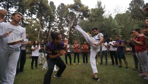 Bucalılar Capoeria Savunma Sanatı Öğreniyor