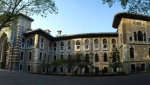 İzmir Marşı Okuyan Öğrencileri Okul Müdürü Tokatladı!