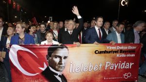 Yer Gök Cumhuriyet Işığıyla Aydınlandı