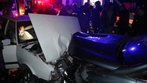 Alkollü Polonyalı Sürücü, Otomobil ve Minibüse Çarptı: 2 Yaralı