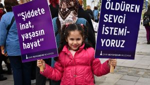 Kadına şiddete “davullu” tepki