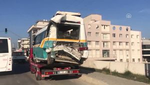 Kamyon Yolcu Minibüsüne Çarptı: 13 Yaralı