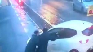 Motosikletli, Kaza Sonrası Sürücüye Kızıp Otomobilini Yumrukladı