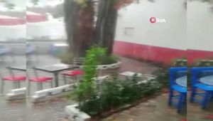 Sağanak Yağış Nedeniyle Sokakları Sel Aldı