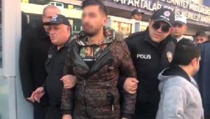 Üstü Açık Otomobiliyle Seyir Halindeyken Dans Eden Sürücü Serbest
