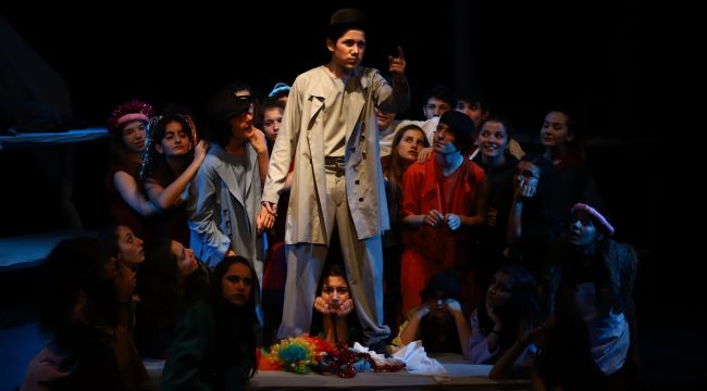 Bornova Belediyesi Şehir Tiyatrosu 4 ayrı sahnede oyunlarını sergiliyor