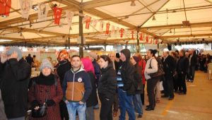 İzmir'deki Şölende 5 Ton Hamsi Dağıtıldı