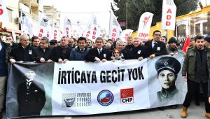 İzmirli "devrim şehitlerini" unutmadı