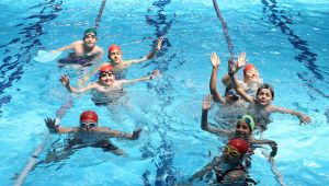 Karşıyaka’nın yüzme havuzu çok sevildi