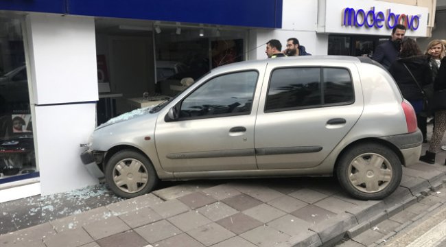 Otomobil İş Yerine Girdi