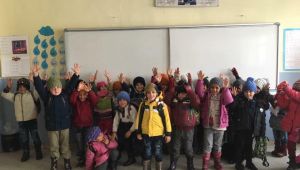AK Partili kadınlar ördü, çocukların yüzü güldü