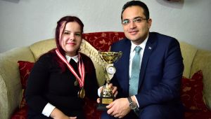 Bornova’nın engelleri aşan şampiyon dansçısı