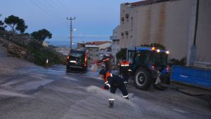 Dikili’de buzlanmaya karşı tuzlama