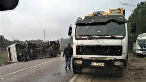 Foça'da işçi servisi devrildi: 17 yaralı