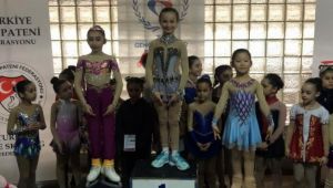 İzmirli sporcular yetenekleriyle buzları eritti