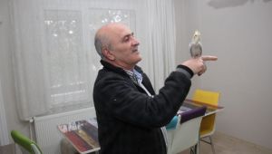 Menderes'te Ağaçta Sıkışan Evcil Papağan…