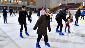 Miniklerin buz pisti heyecanı