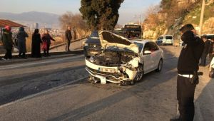 Belediye Otobüsü Otomobille Kafa Kafaya Çarpıştı: 2 Yaralı