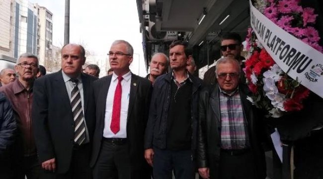 CHP'ye Siyah Çelenk Bırakıldı