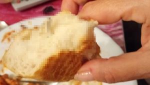 Ekmeğin içinden çıkan cisim şoke etti
