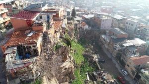 Evlerin Üzerine Düşen Kaya Parçaları Mahalle Sakinlerini Tedirgin Ediyor