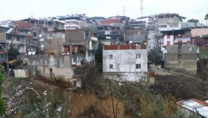 Karabağlar'da Heyelan Tehlikesi Nedeniyle İki Ev Boşaltıldı