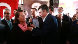 Bayraklı'da AKP'den CHP'ye rekor katılım!