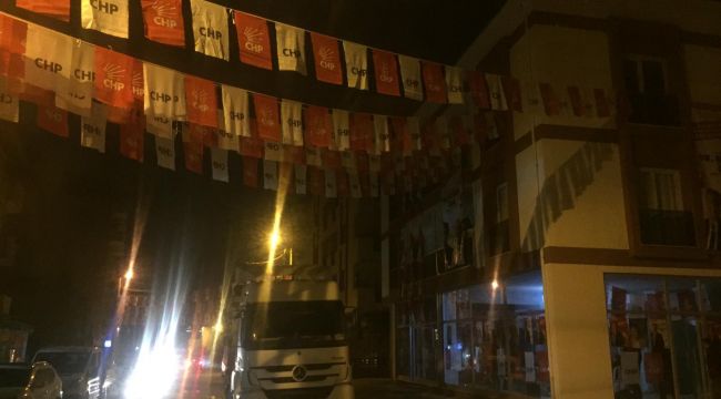 CHP'nin Bornova'daki seçim ofisine çirkin saldırı!