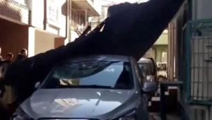 Fırtınada Çatı Otomobilin Üzerine Düştü