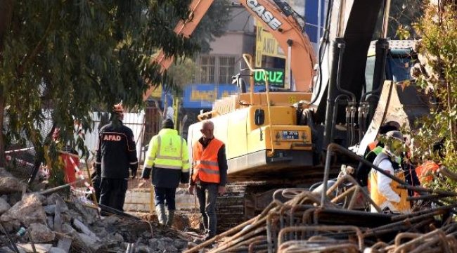 Metronun Yer Altı Otoparkındaki Göçükte Çalışmalar Sürdürülüyor