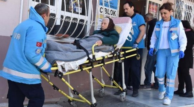 Oy Vermeye Sedye ile Gitti, Sağlık Görevlilerine Dua Etti