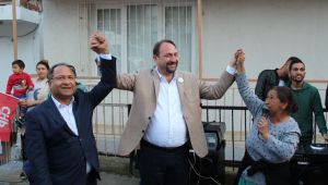 Romanlar Gümrükçü'yü bağrına bastı